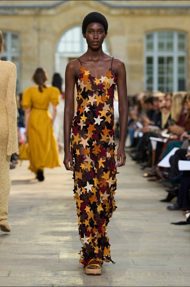 غابرييلا هيرست تحوّل "الأقمشة الميتة" إلى فخامة مستدامة في مجموعة ربيع 2026