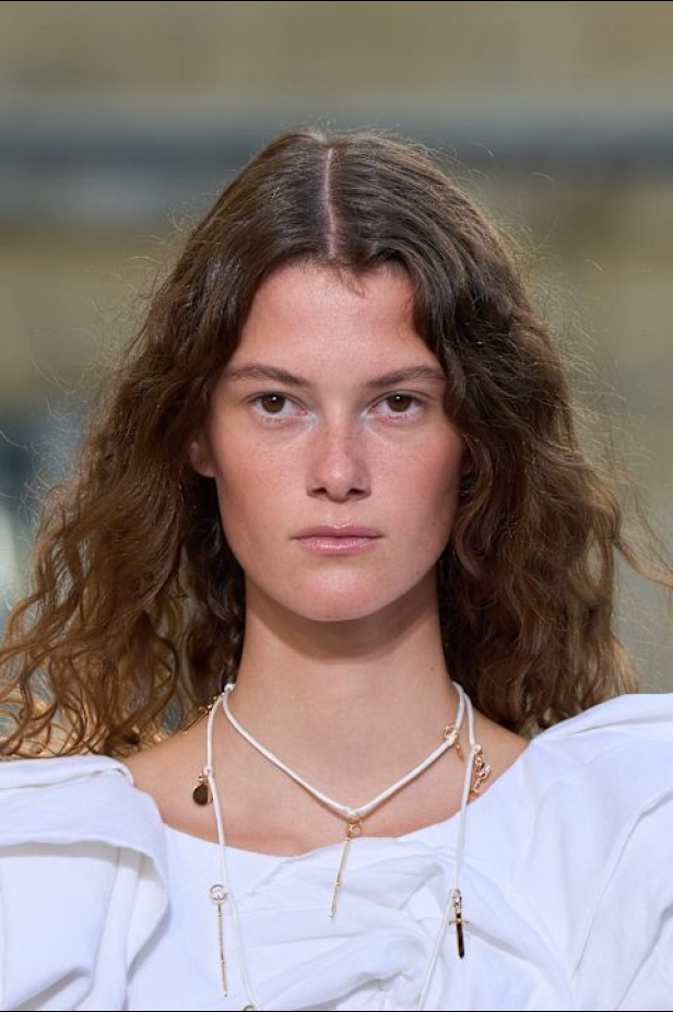 غابرييلا هيرست  في مجموعة ربيع 2026