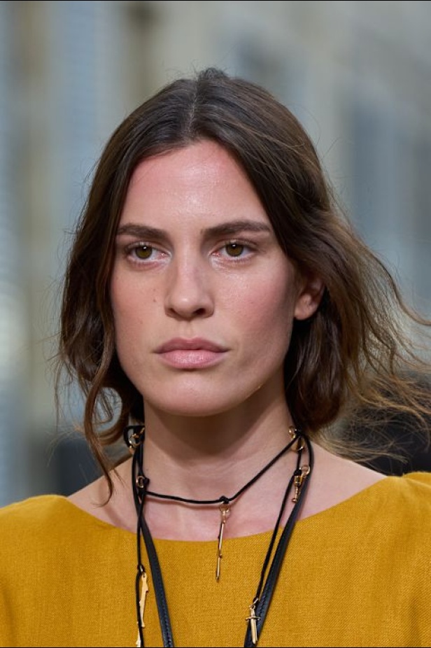 غابرييلا هيرست  في مجموعة ربيع 2026