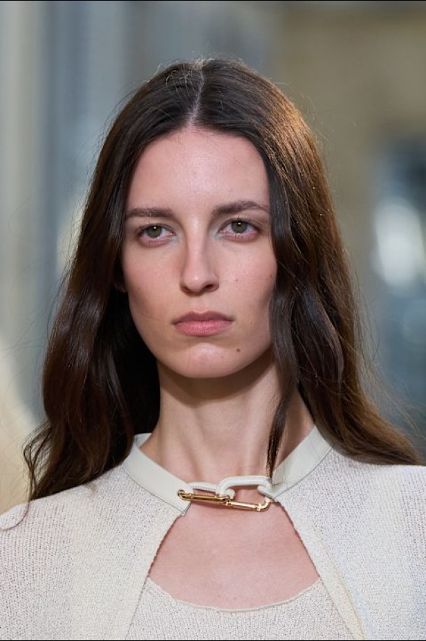 غابرييلا هيرست  في مجموعة ربيع 2026