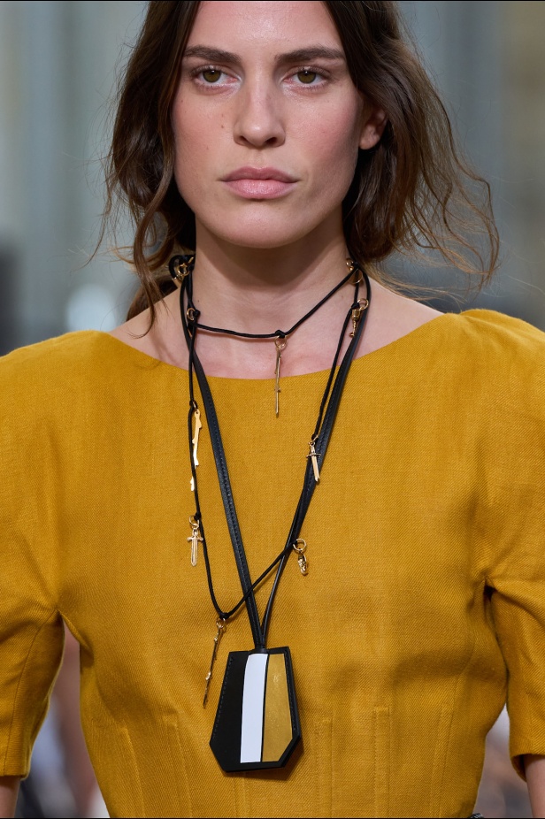 غابرييلا هيرست تحوّل "الأقمشة الميتة" إلى فخامة مستدامة في مجموعة ربيع 2026