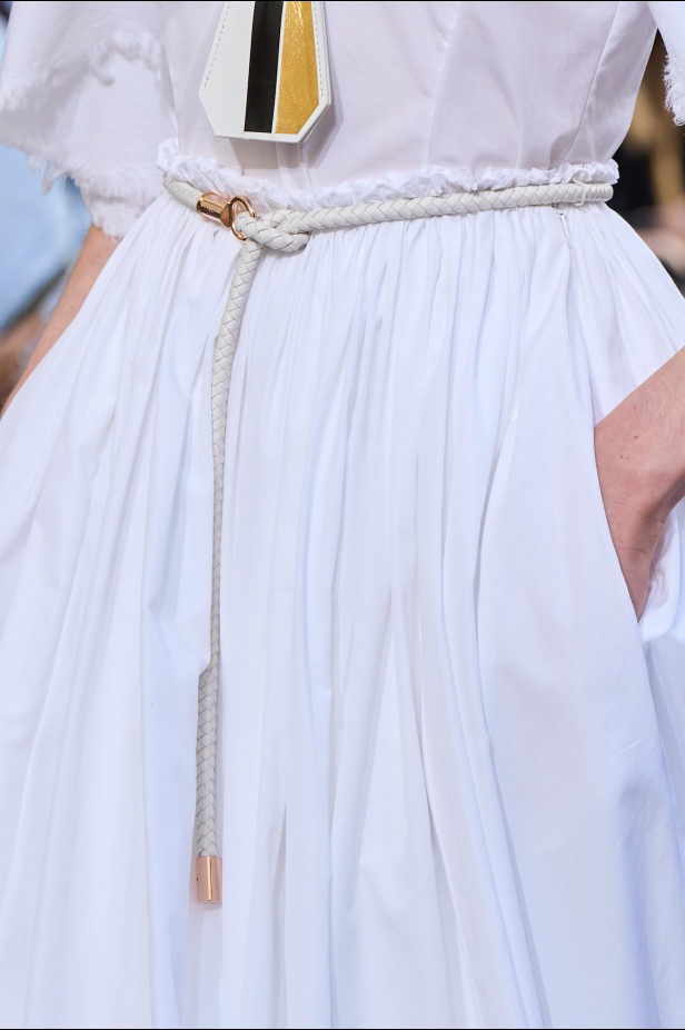 غابرييلا هيرست تحوّل "الأقمشة الميتة" إلى فخامة مستدامة في مجموعة ربيع 2026