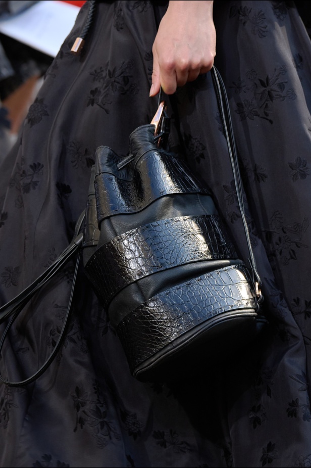 غابرييلا هيرست تحوّل "الأقمشة الميتة" إلى فخامة مستدامة في مجموعة ربيع 2026