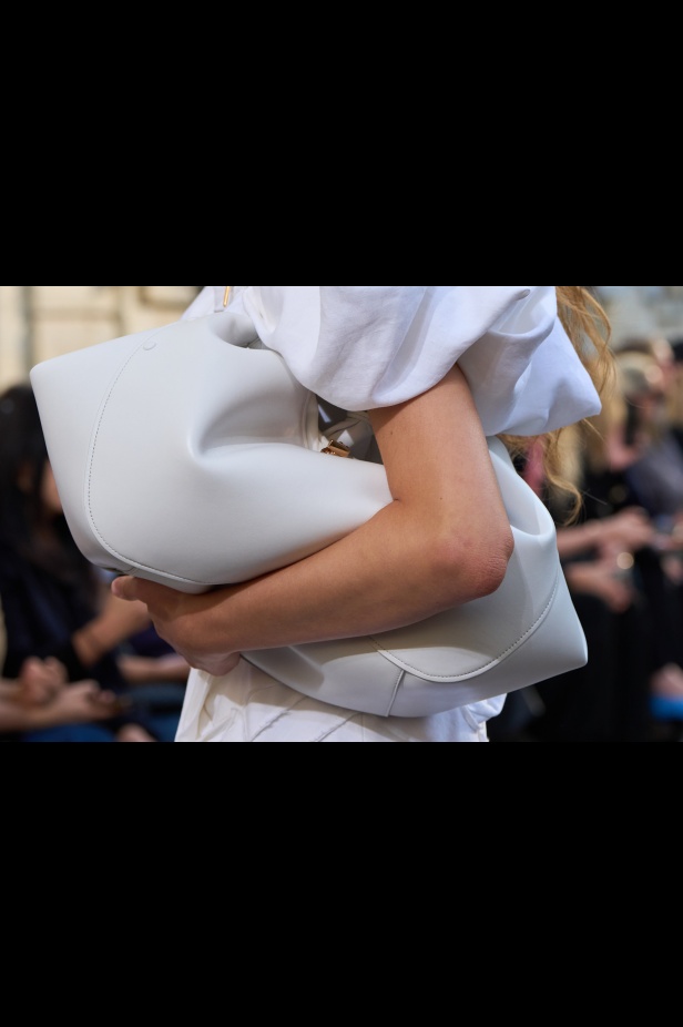 غابرييلا هيرست تحوّل "الأقمشة الميتة" إلى فخامة مستدامة في مجموعة ربيع 2026