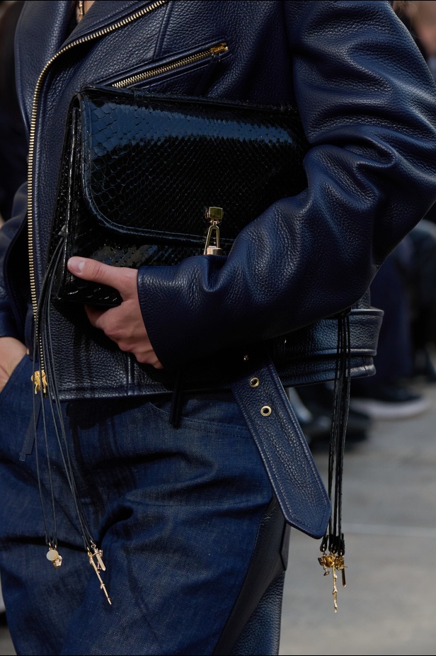 غابرييلا هيرست تحوّل "الأقمشة الميتة" إلى فخامة مستدامة في مجموعة ربيع 2026