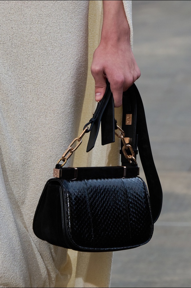 غابرييلا هيرست تحوّل "الأقمشة الميتة" إلى فخامة مستدامة في مجموعة ربيع 2026