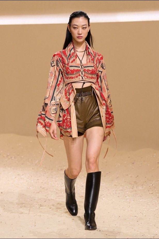 مجموعة Hermès لربيع وصيف 2026... قصيدة للحرية المطلقة والأنوثة الواثقة