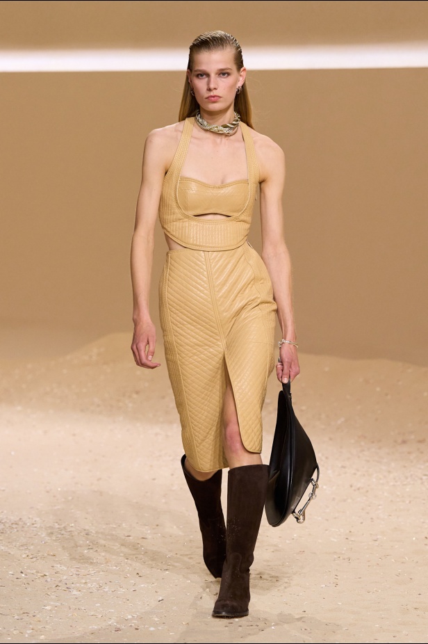 مجموعة Hermès لربيع وصيف 2026... قصيدة للحرية المطلقة والأنوثة الواثقة