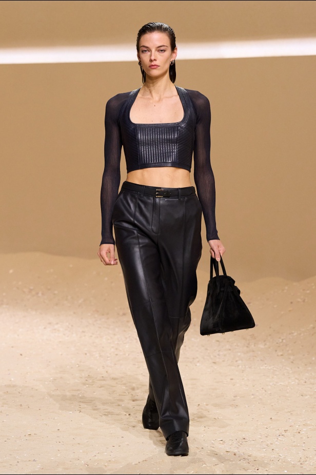 مجموعة Hermès لربيع وصيف 2026... قصيدة للحرية المطلقة والأنوثة الواثقة