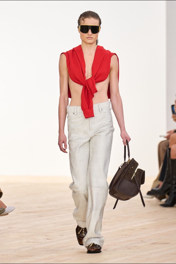 مجموعة Loewe لربيع وصيف 2026 تحاكي الروح العصرية والأسلوب الأنثوي