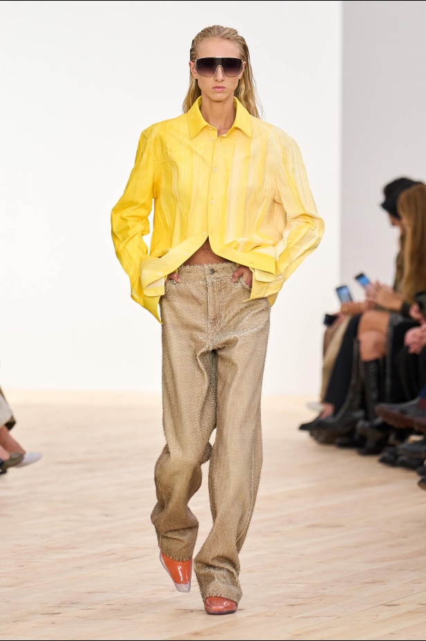 مجموعة Loewe لربيع وصيف 2026 تحاكي الروح العصرية والأسلوب الأنثوي