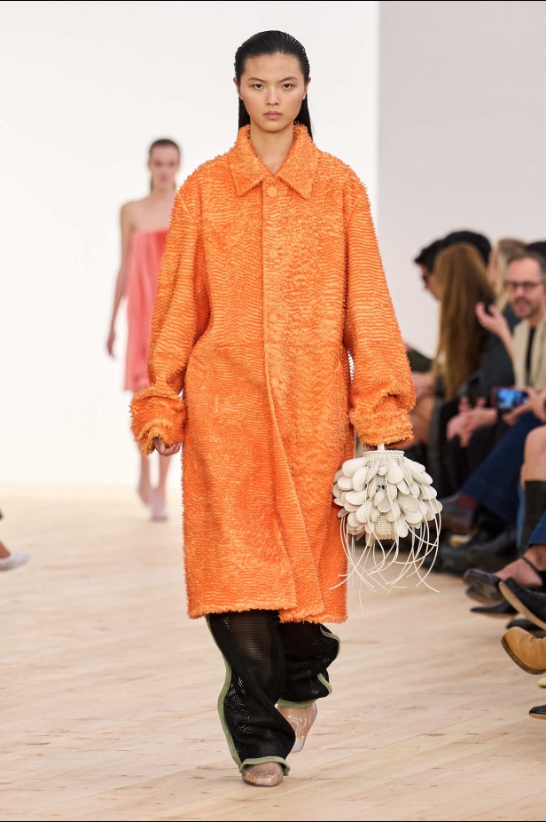 مجموعة Loewe لربيع وصيف 2026 تحاكي الروح العصرية والأسلوب الأنثوي