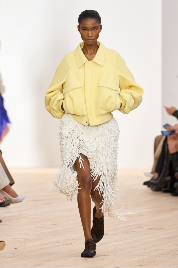 مجموعة Loewe لربيع وصيف 2026 تحاكي الروح العصرية والأسلوب الأنثوي