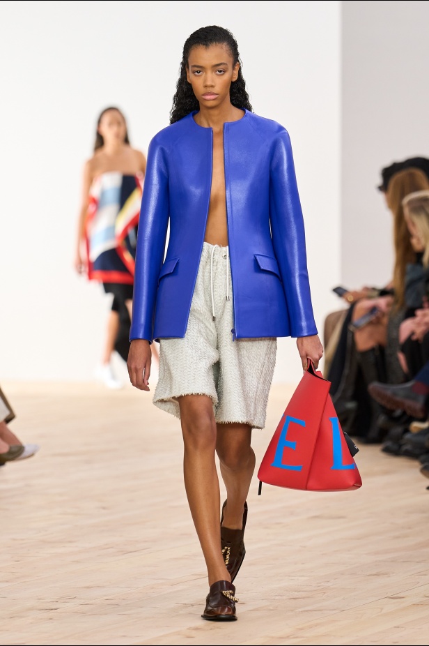 مجموعة Loewe لربيع وصيف 2026 تحاكي الروح العصرية والأسلوب الأنثوي