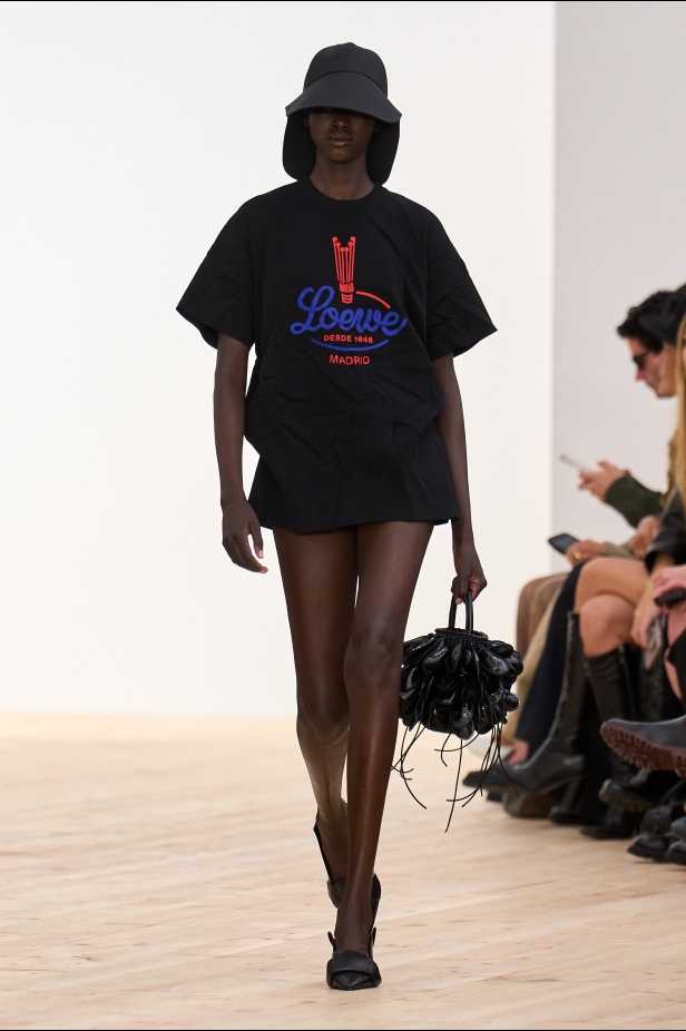 مجموعة Loewe لربيع وصيف 2026 تحاكي الروح العصرية والأسلوب الأنثوي