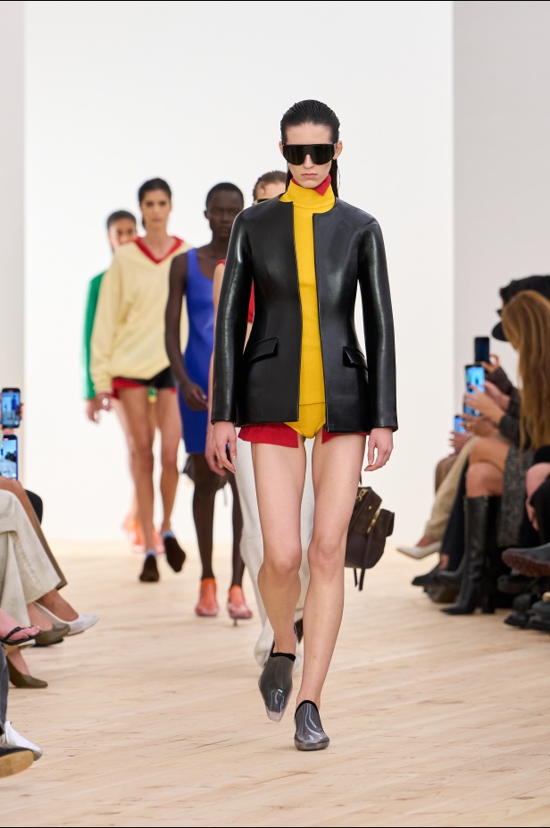 مجموعة Loewe لربيع وصيف 2026 تحاكي الروح العصرية والأسلوب الأنثوي