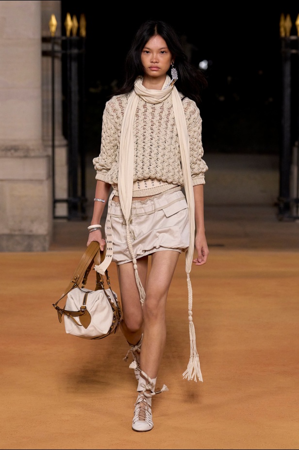 شمس الصحراء وأناقة الترحال في مجموعة Isabel Marant ربيع وصيف 2026