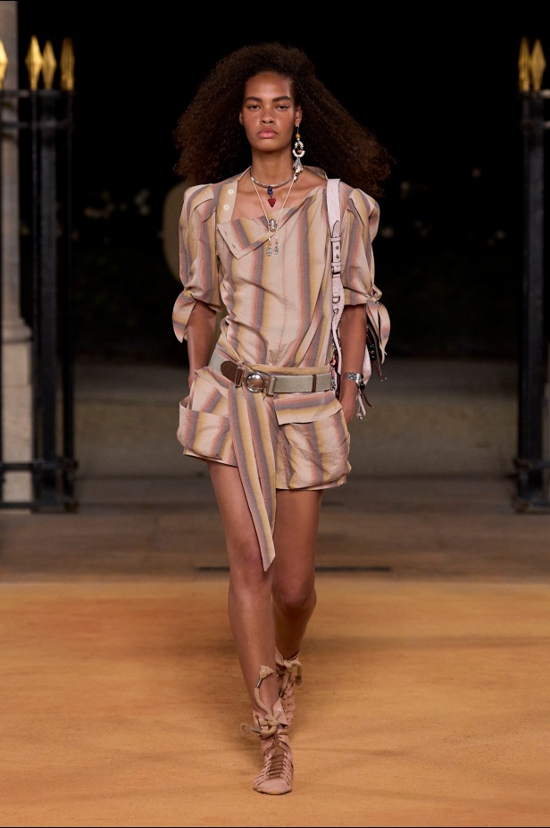 شمس الصحراء وأناقة الترحال في مجموعة Isabel Marant ربيع وصيف 2026