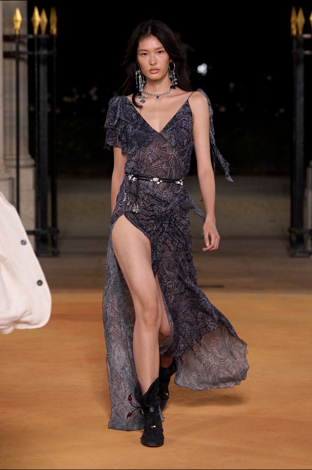 شمس الصحراء وأناقة الترحال في مجموعة Isabel Marant ربيع وصيف 2026