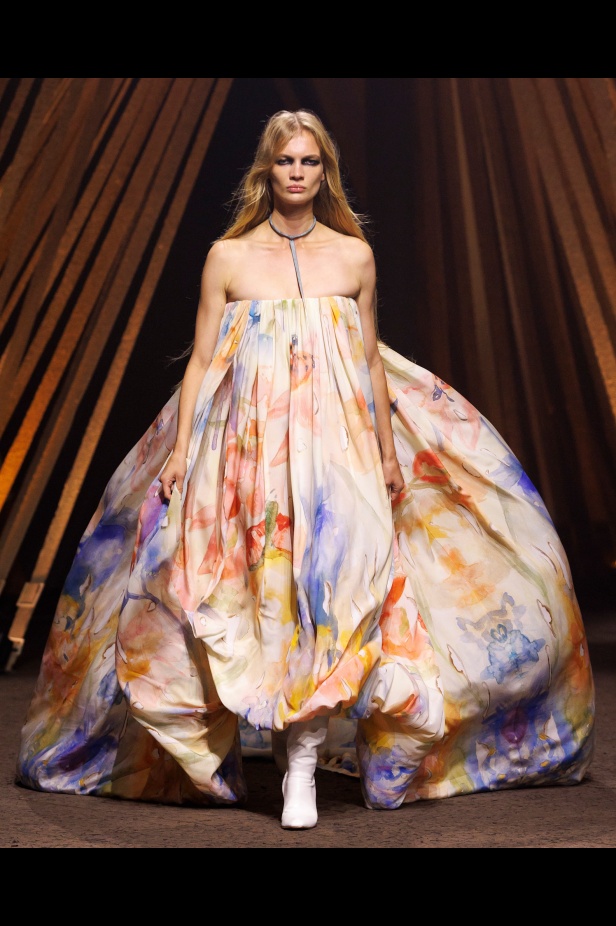  توازن الدقّة والعاطفة في مجموعة McQueen ربيع وصيف 2026