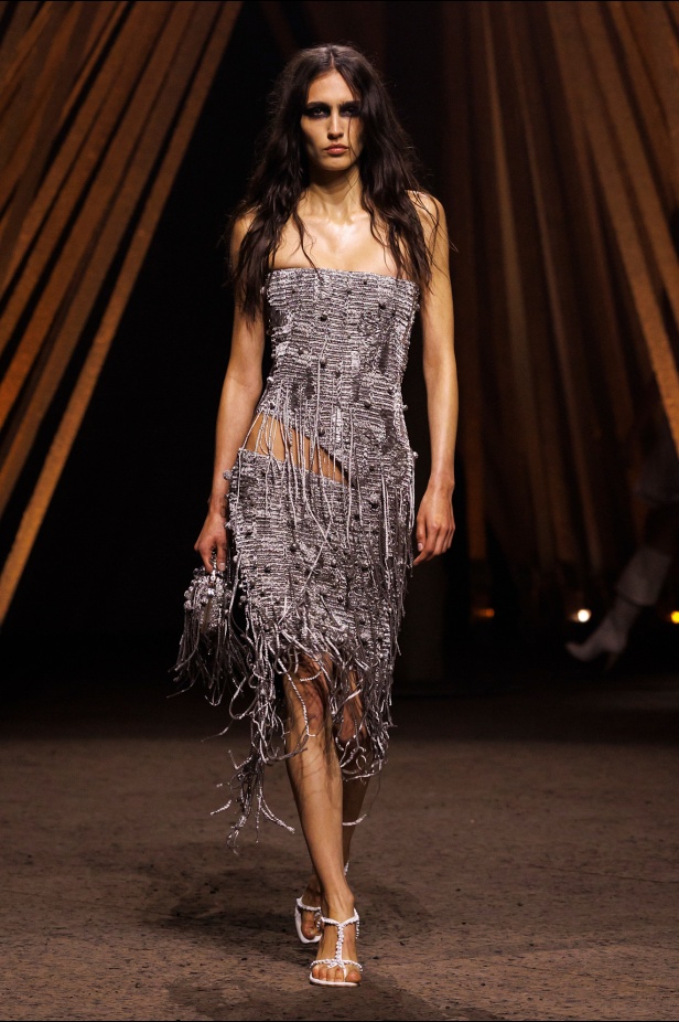  توازن الدقّة والعاطفة في مجموعة McQueen ربيع وصيف 2026