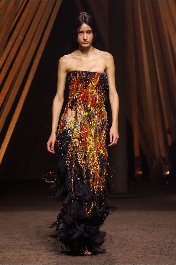  توازن الدقّة والعاطفة في مجموعة McQueen ربيع وصيف 2026