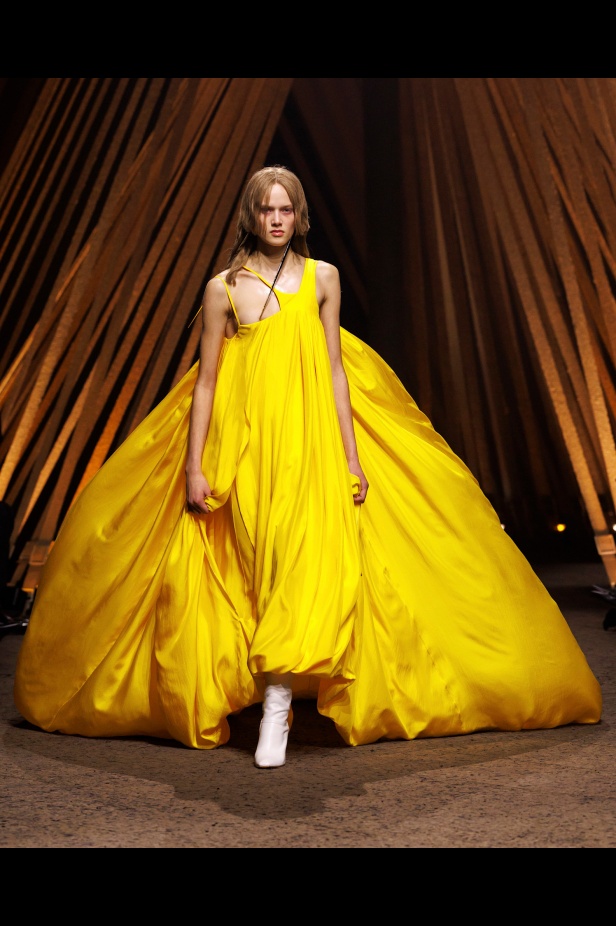  توازن الدقّة والعاطفة في مجموعة McQueen ربيع وصيف 2026