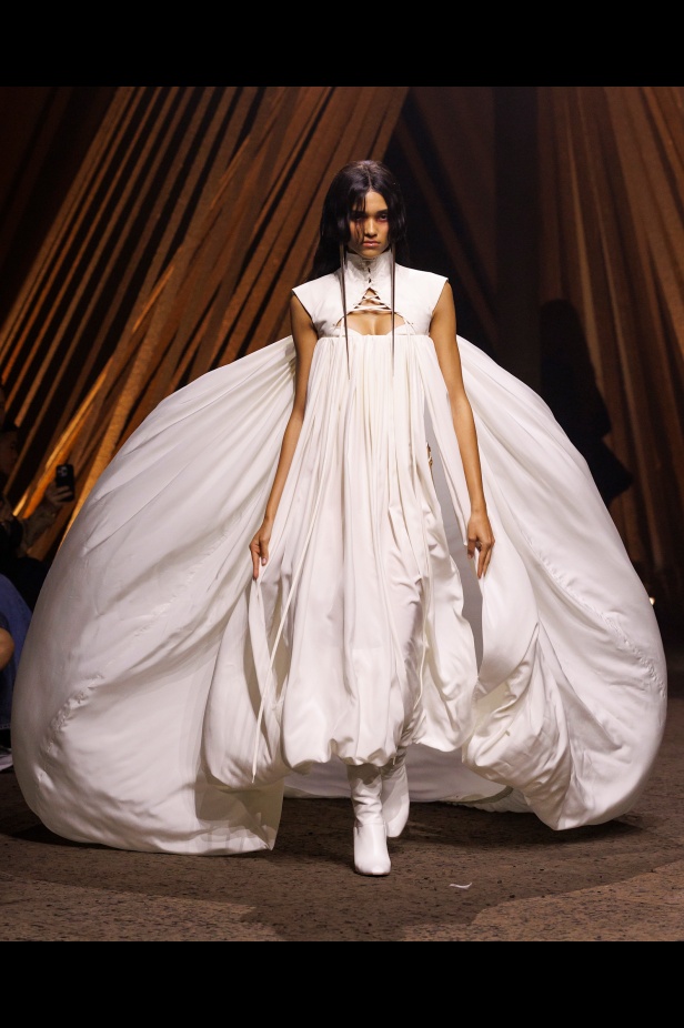  توازن الدقّة والعاطفة في مجموعة McQueen ربيع وصيف 2026