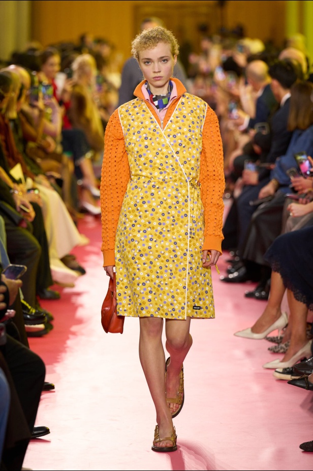 مجموعة ميو ميو لربيع وصيف 2026 تُسلّط الضوء على إطلالات المرأة العاملة