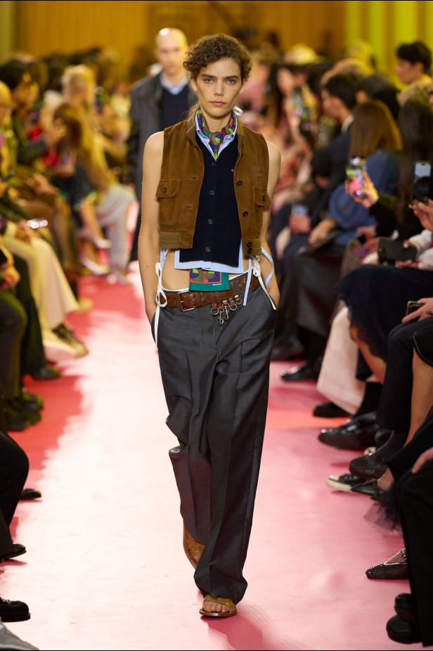 مجموعة ميو ميو لربيع وصيف 2026 تُسلّط الضوء على إطلالات المرأة العاملة