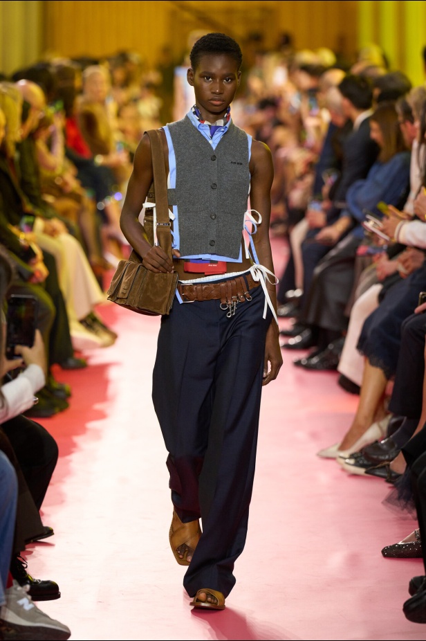 مجموعة ميو ميو لربيع وصيف 2026 تُسلّط الضوء على إطلالات المرأة العاملة