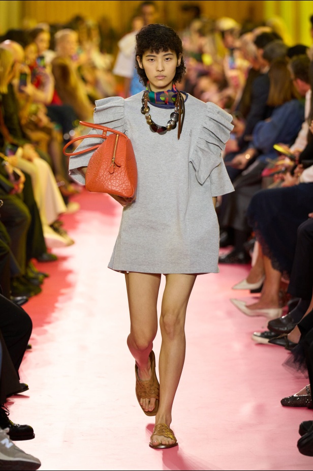 مجموعة ميو ميو لربيع وصيف 2026 تُسلّط الضوء على إطلالات المرأة العاملة