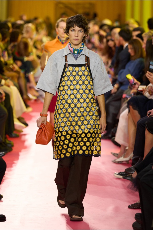 مجموعة ميو ميو لربيع وصيف 2026 تُسلّط الضوء على إطلالات المرأة العاملة