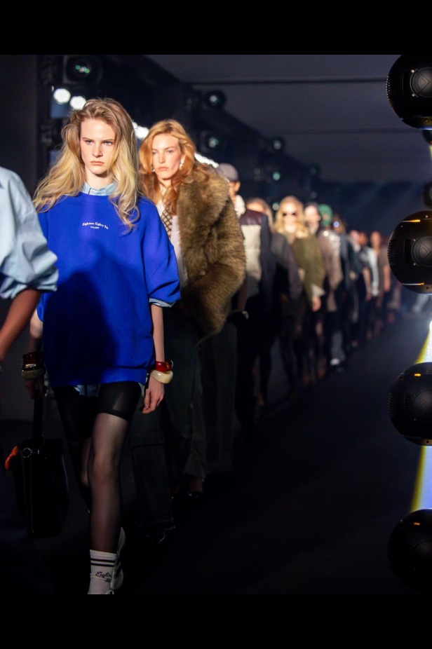 علامة 1886 تقدّم مجموعتها "Capital Affair" في أسبوع الأزياء في الرياض 2025: القوة في الأزياء من منظورٍ جيل المستقبل