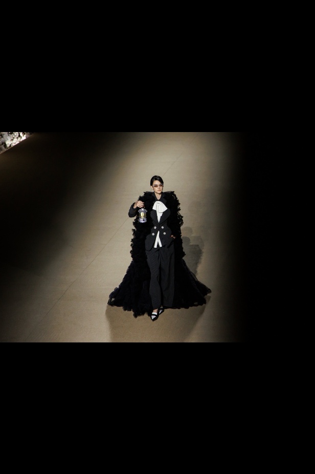 حين تتحول الأزياء إلى أداء في مجموعة "تذكرة إلى المسرح" من Atelier Hekayat (فيديو)