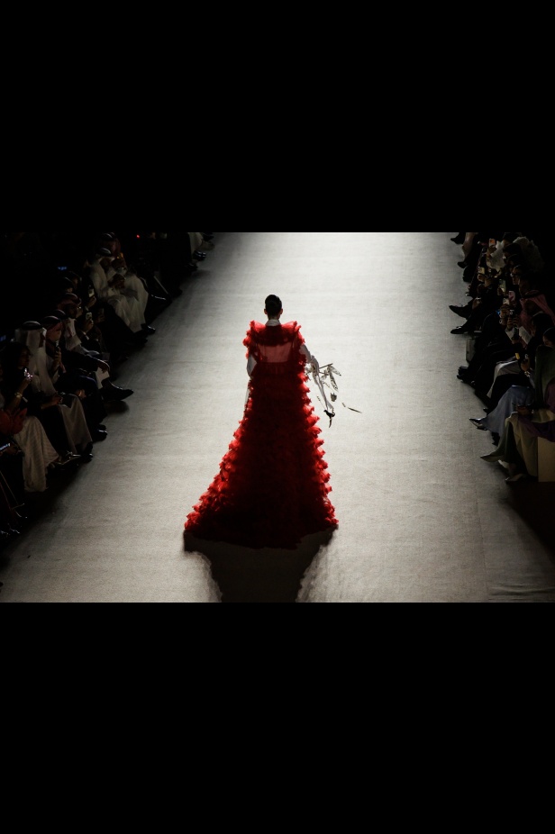 حين تتحول الأزياء إلى أداء في مجموعة "تذكرة إلى المسرح" من Atelier Hekayat (فيديو)