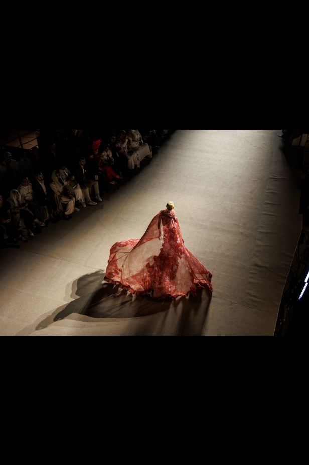 حين تتحول الأزياء إلى أداء في مجموعة "تذكرة إلى المسرح" من Atelier Hekayat (فيديو)