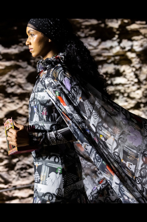 حين تتحول الأزياء إلى أداء في مجموعة "تذكرة إلى المسرح" من Atelier Hekayat (فيديو)