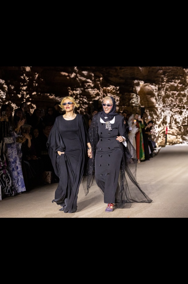 حين تتحول الأزياء إلى أداء في مجموعة "تذكرة إلى المسرح" من Atelier Hekayat (فيديو)