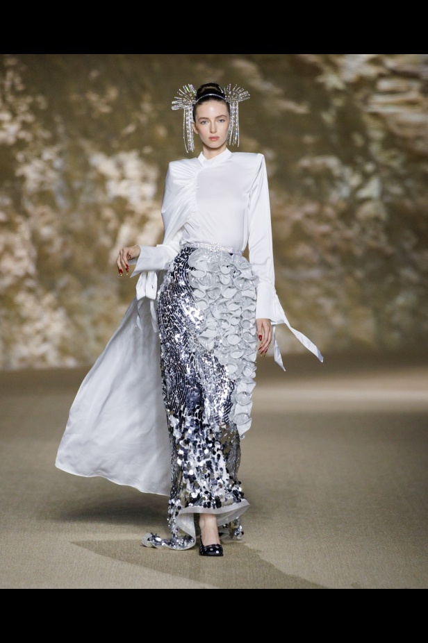 حين تتحول الأزياء إلى أداء في مجموعة "تذكرة إلى المسرح" من Atelier Hekayat (فيديو)