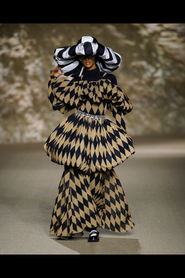 حين تتحول الأزياء إلى أداء في مجموعة "تذكرة إلى المسرح" من Atelier Hekayat (فيديو)