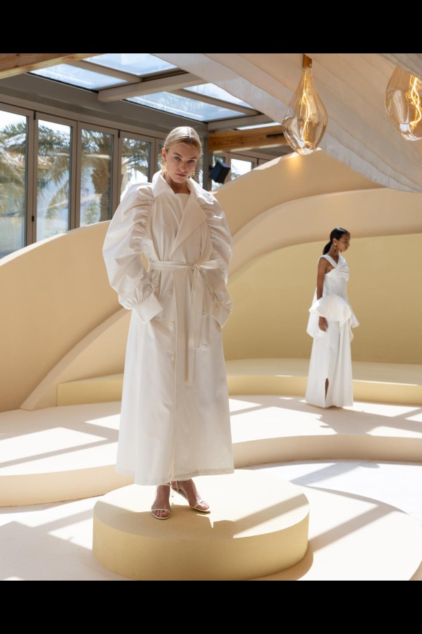 من مجموعة “سرّ الحديقة”، فستان أسود بأكمام مزينة بسوار ذهبي أنيق