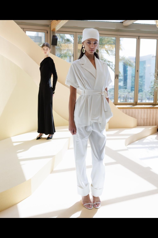 من مجموعة “سرّ الحديقة”، فستان أسود بأكمام مزينة بسوار ذهبي أنيق