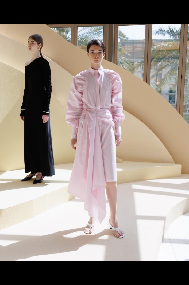 من مجموعة “سرّ الحديقة”، فستان أسود بأكمام مزينة بسوار ذهبي أنيق