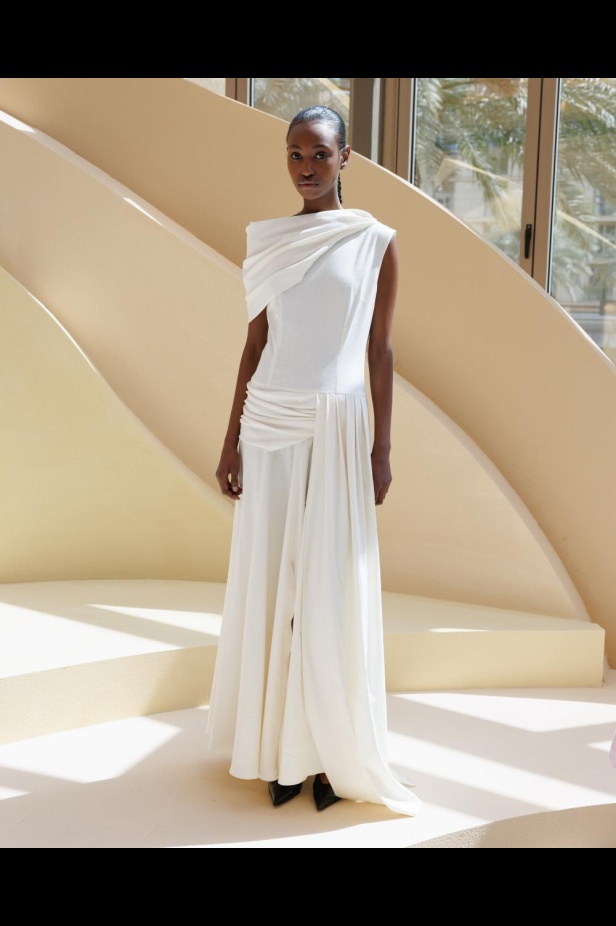 من مجموعة “سرّ الحديقة”، فستان أسود بأكمام مزينة بسوار ذهبي أنيق