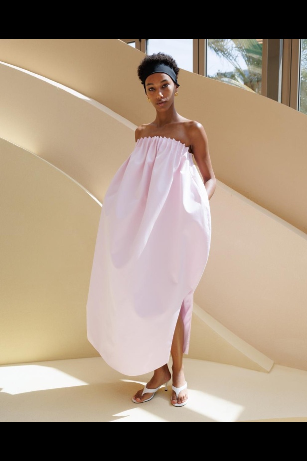 من مجموعة “سرّ الحديقة”، فستان أسود بأكمام مزينة بسوار ذهبي أنيق