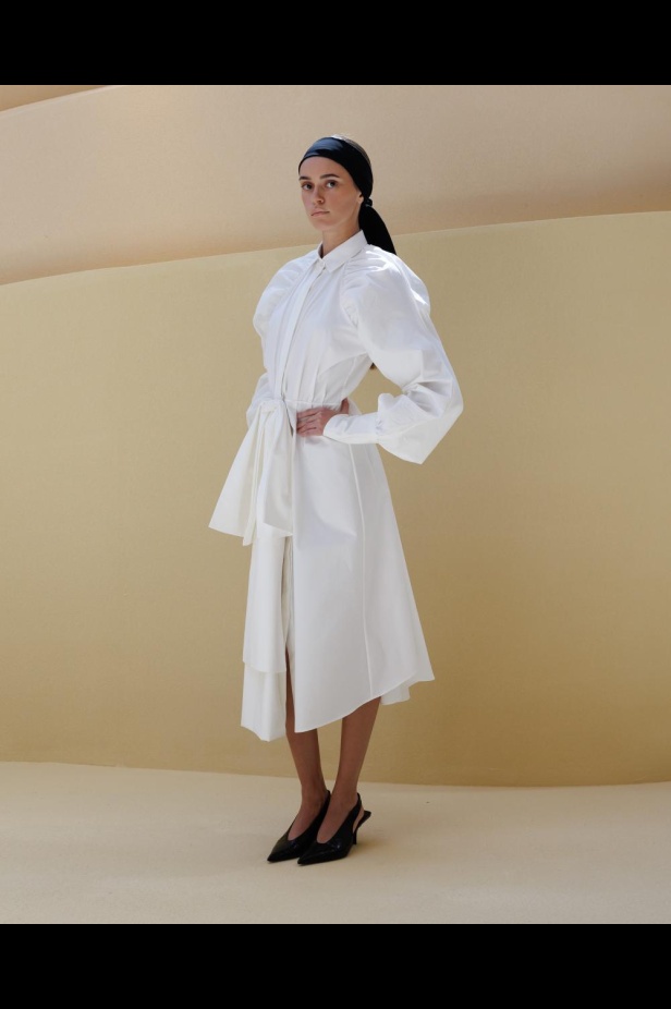 من مجموعة “سرّ الحديقة”، فستان أسود بأكمام مزينة بسوار ذهبي أنيق