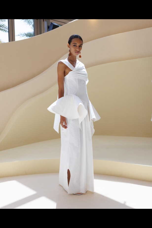 من مجموعة “سرّ الحديقة”، فستان أسود بأكمام مزينة بسوار ذهبي أنيق