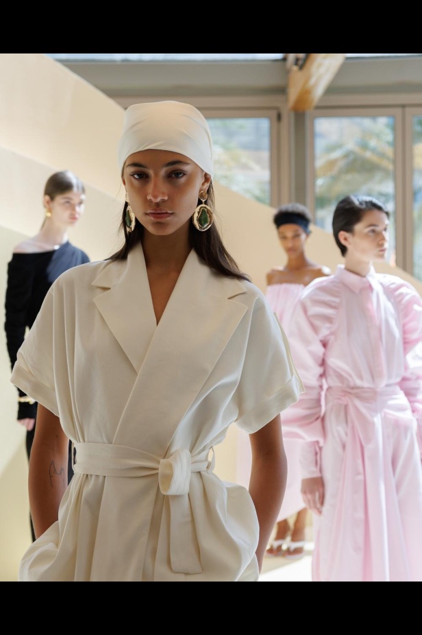 من مجموعة “سرّ الحديقة”، فستان أسود بأكمام مزينة بسوار ذهبي أنيق