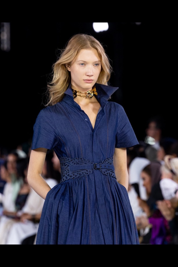 رحلة التحوّل: منى الشبل بين الدقّة والعاطفة في ربيع وصيف 2026